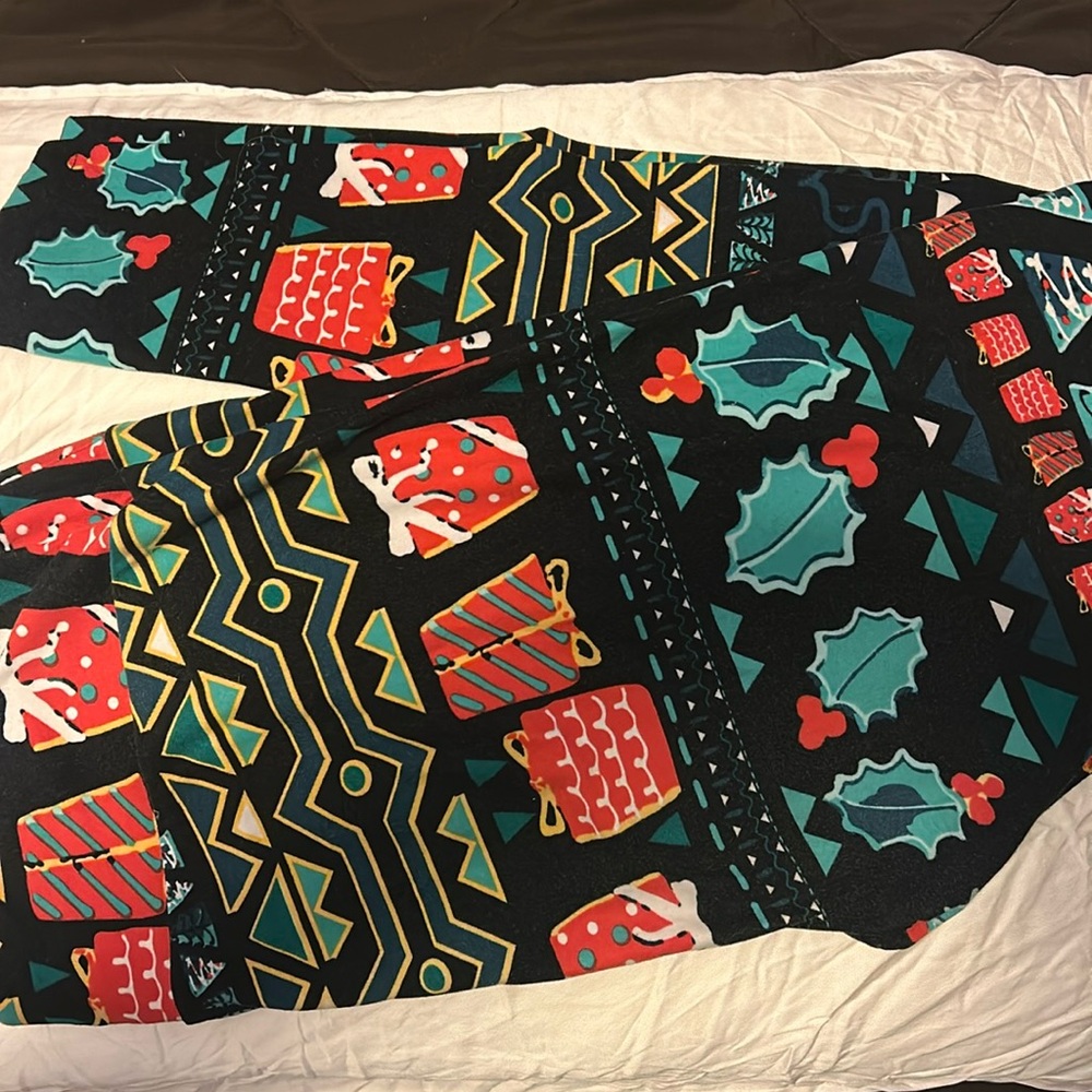 Tall and curvy lularoe Christmas holly leggings.
